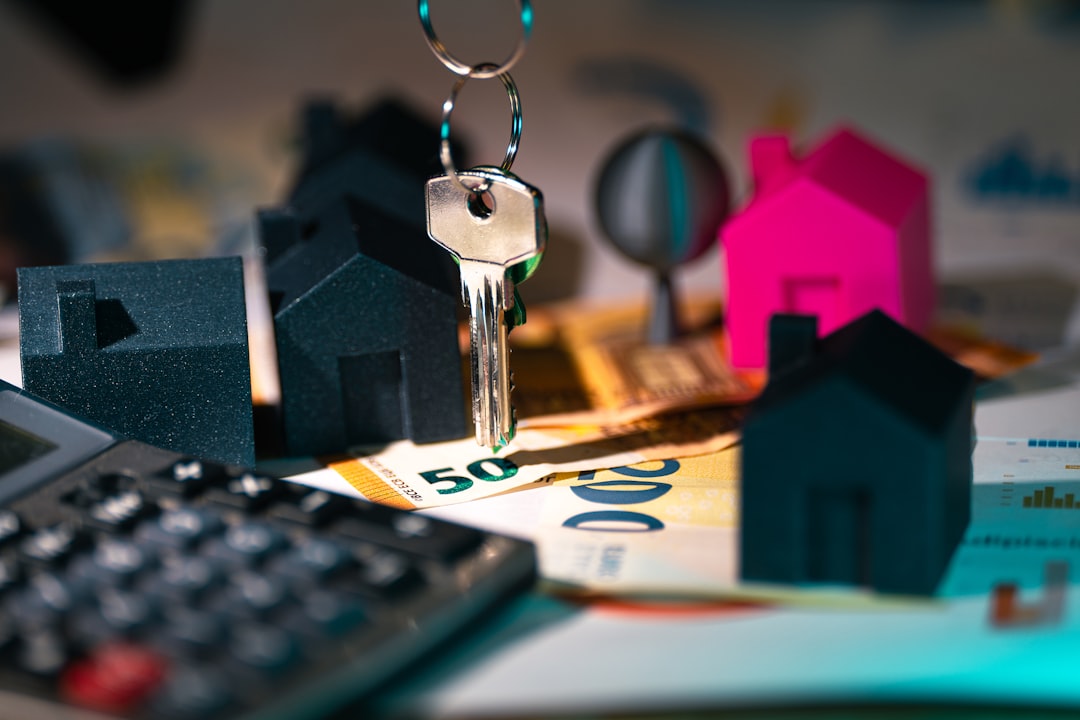Clés de maison, calculatrice et documents de vente immobilière