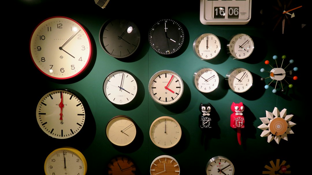 Horloge murale symbolisant le délai de vente d un bien immobilier