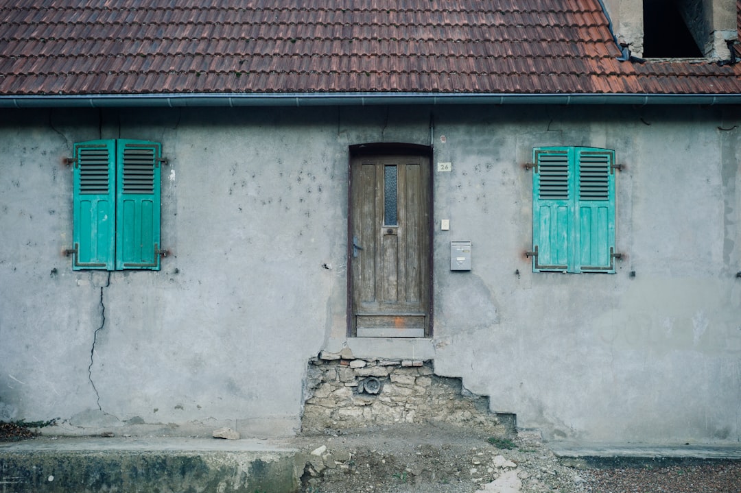 Maison de famille ancienne en pierre aux volets fermés