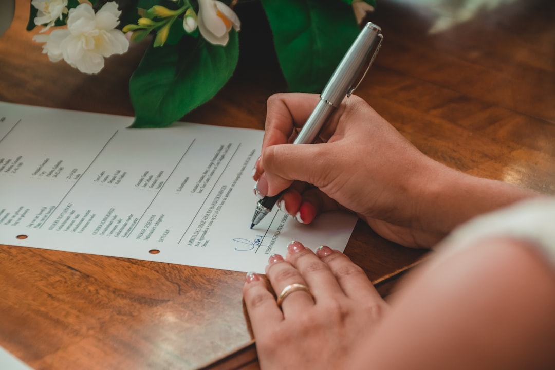 Stylo posé sur un mandat de vente immobilier avant signature