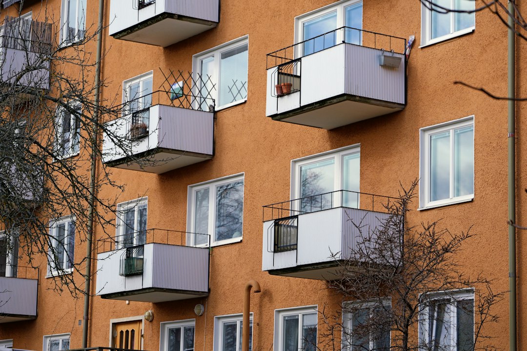 Façade d un immeuble d habitation avec balcons