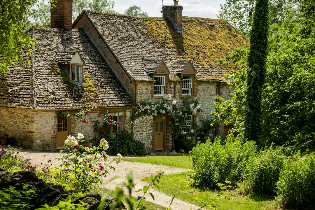 Maison de campagne en pierre avec jardin