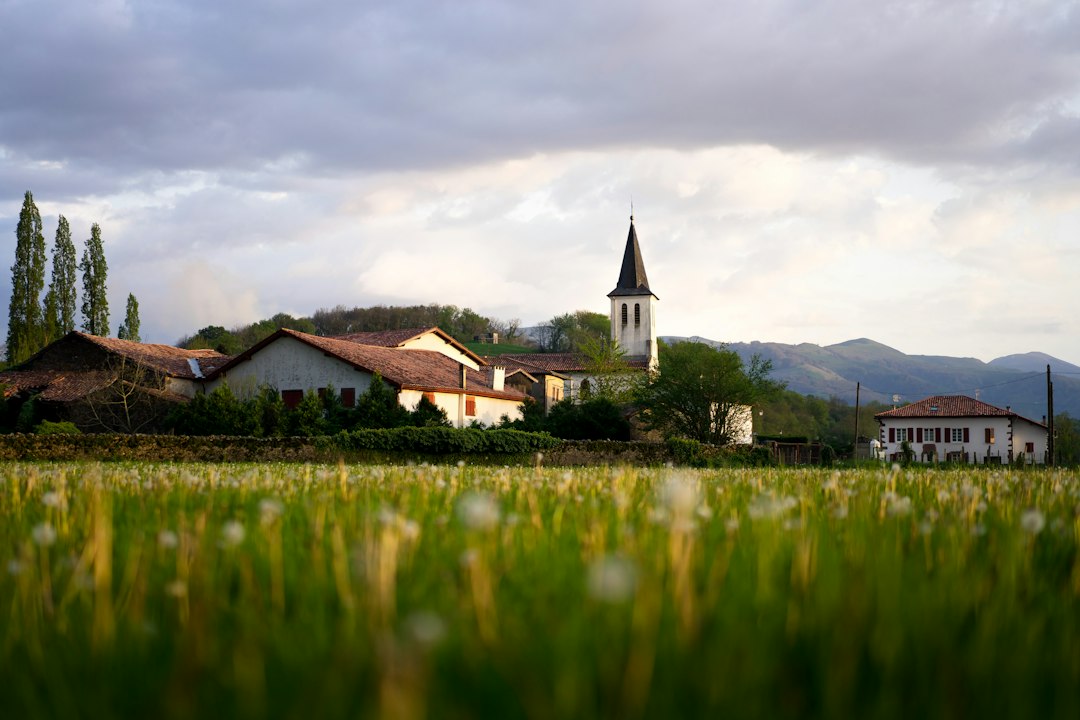 Village et coteaux au coucher du soleil