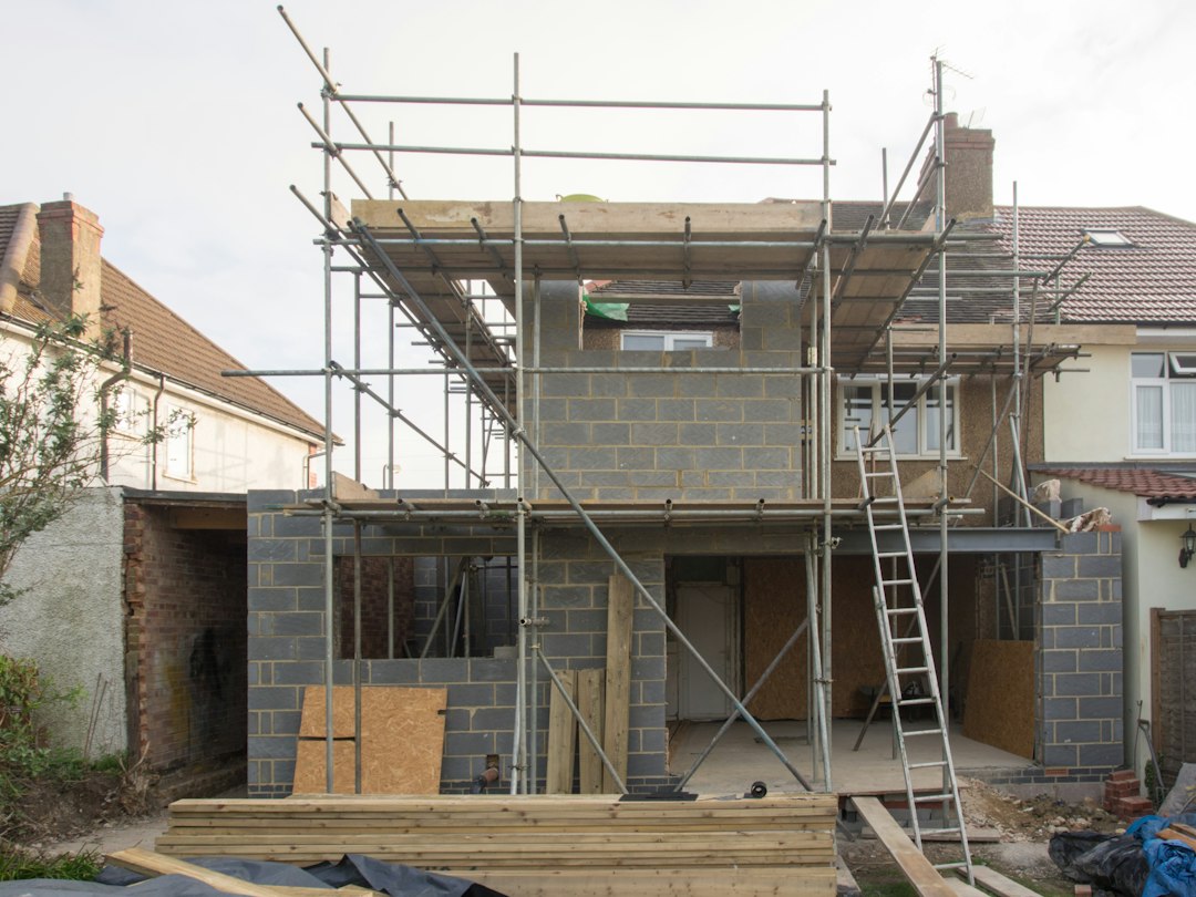 Chantier d extension d une maison avec des ouvriers