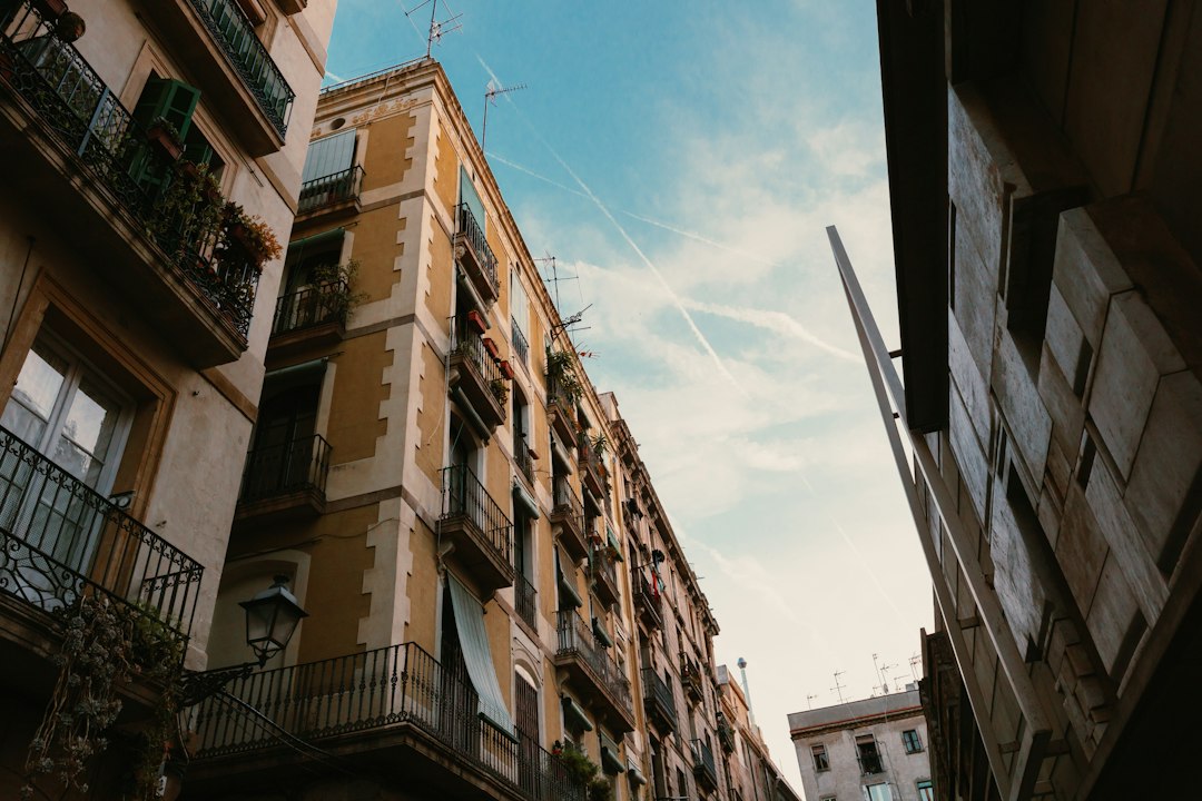 Façades d immeubles anciens dans une rue étroite