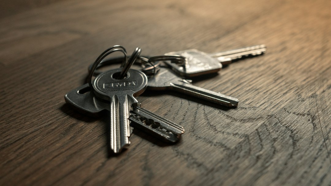 Clés d un logement posées sur une table en bois