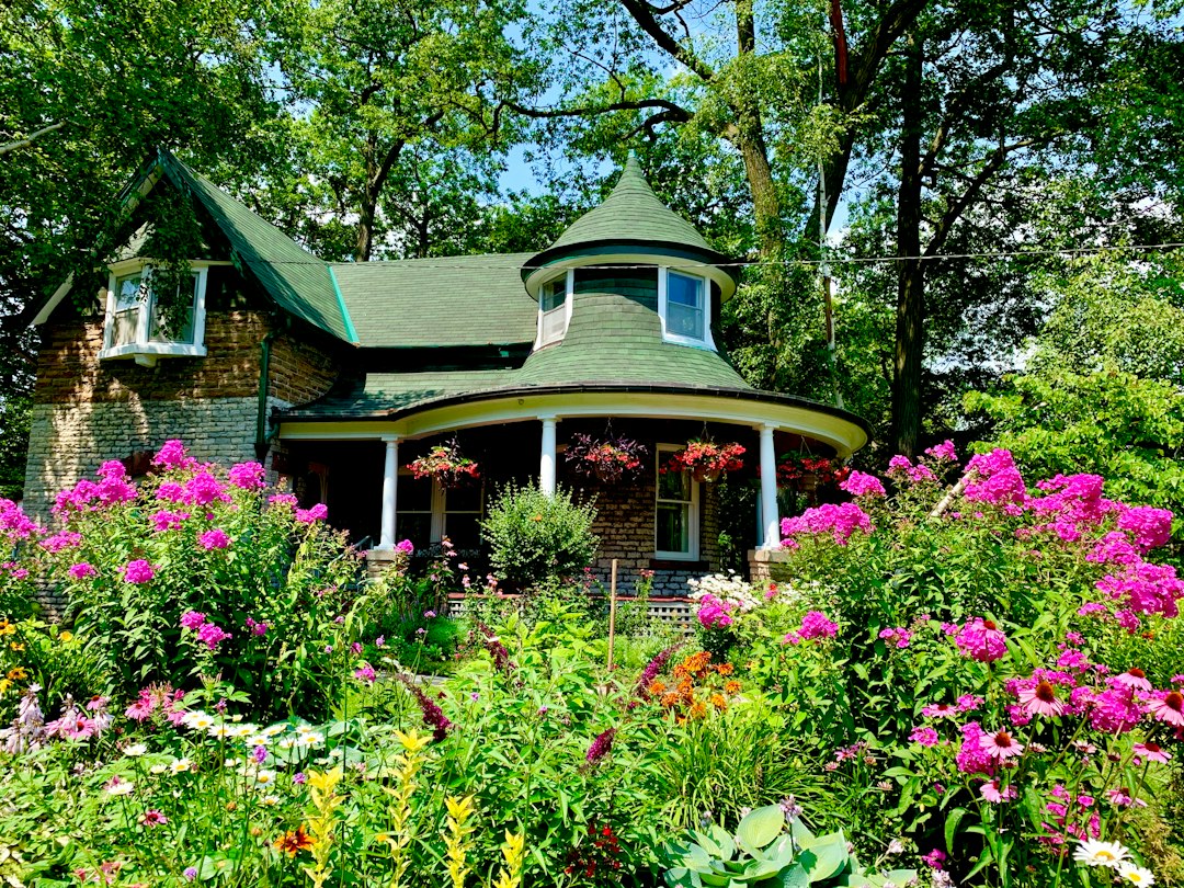 Maison avec jardin fleuri au printemps