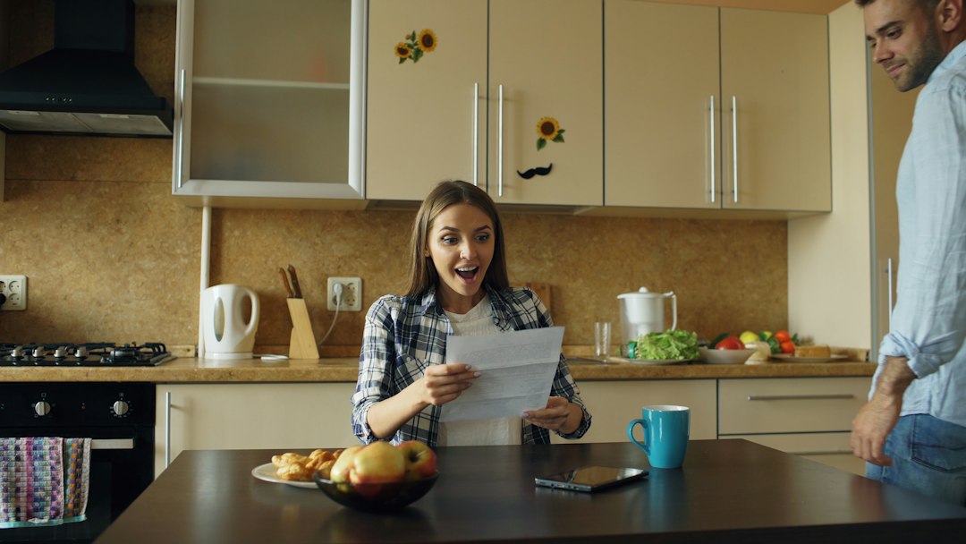 Couple lisant un courrier à la table de la cuisine