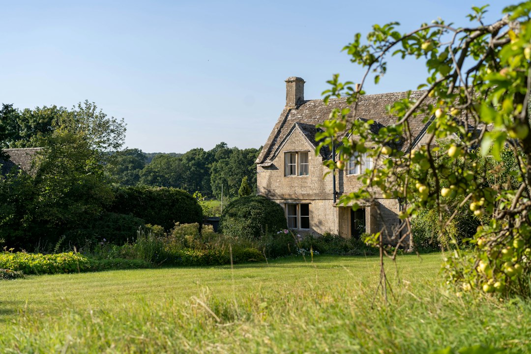 Ancienne maison en pierre à la campagne