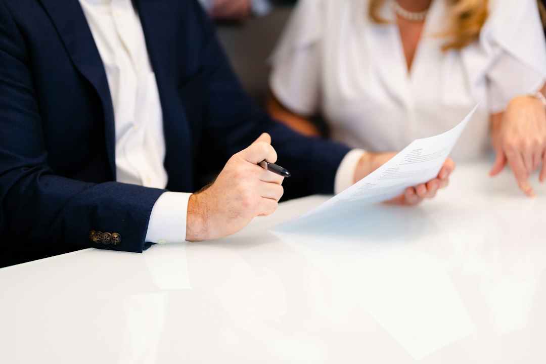 Deux associés examinant des documents autour d une table
