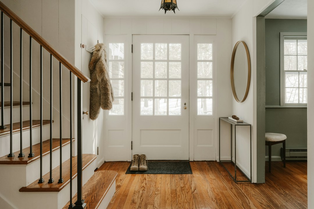 Entrée lumineuse d une maison prête pour une visite
